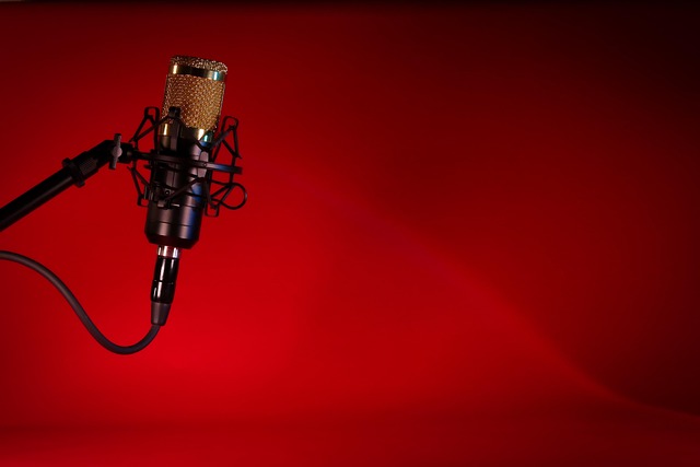 Equipe do estúdio de podcast colaborando
